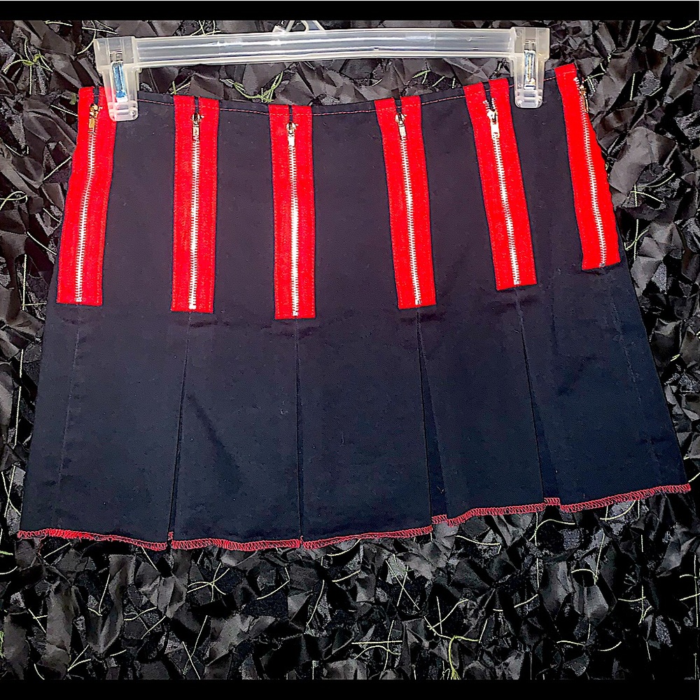 90s RARE Super Low Fat Blk&Red Zipper Skirt. LIKE NEW!!😱❤️🖤